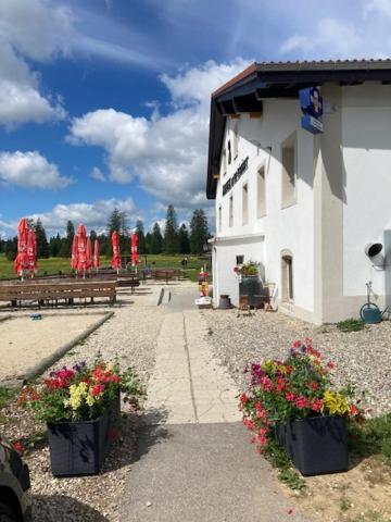 Auberge Du Peu-Pequignot Le Noirmont Exteriör bild